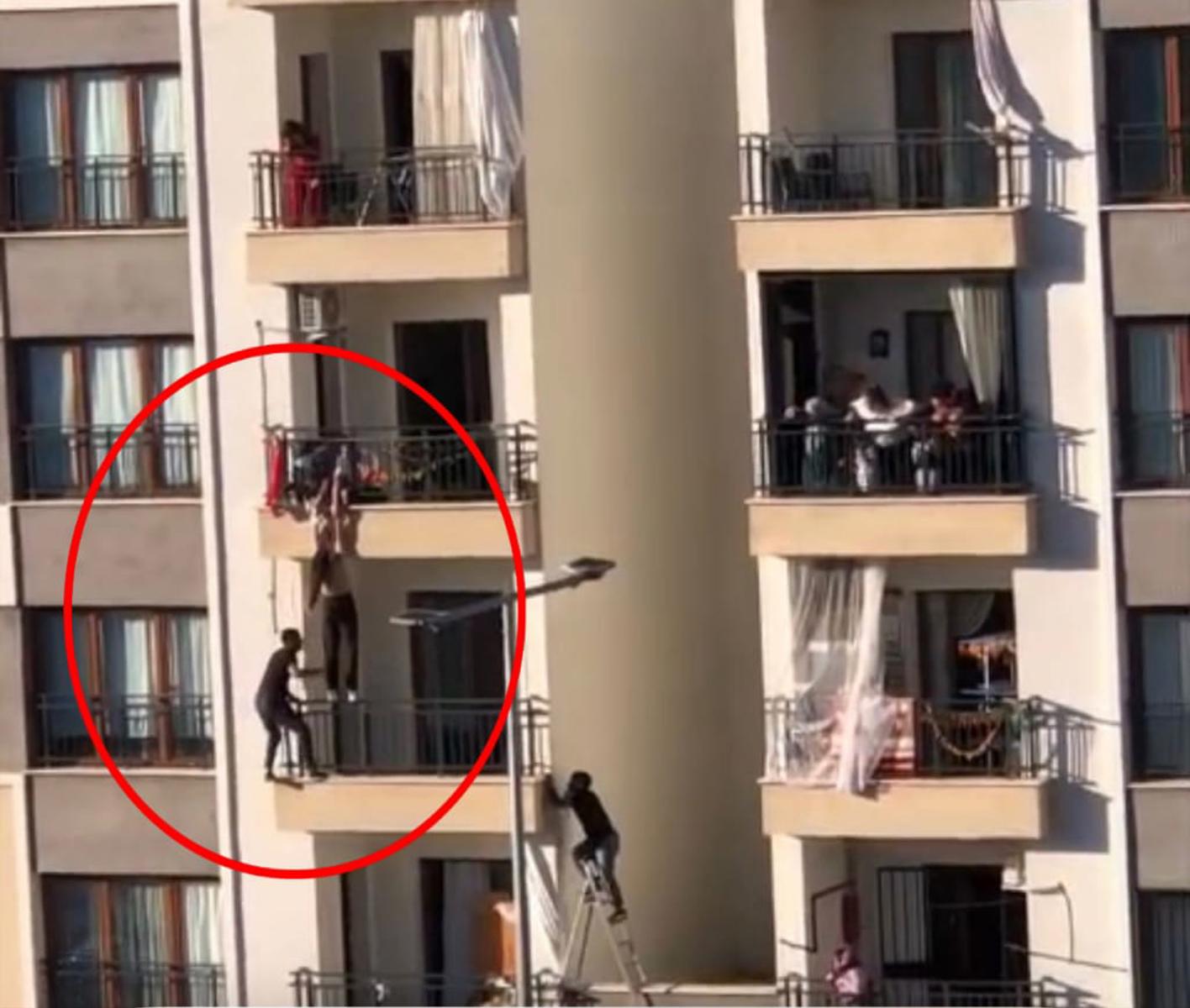 İkinci kata tırmandı, çocuğu kurtardı