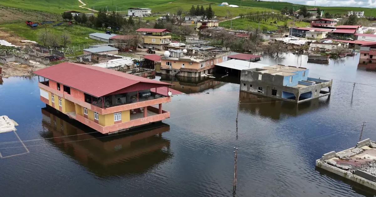 Baraj kapakları açıldı, önceden boşaltılan evleri su yuttu