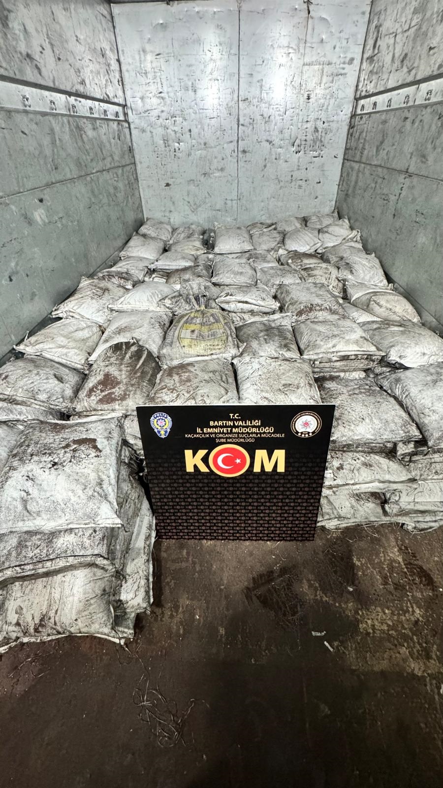Bartın'da evin deposunda 8 ton titanyum ele geçirildi