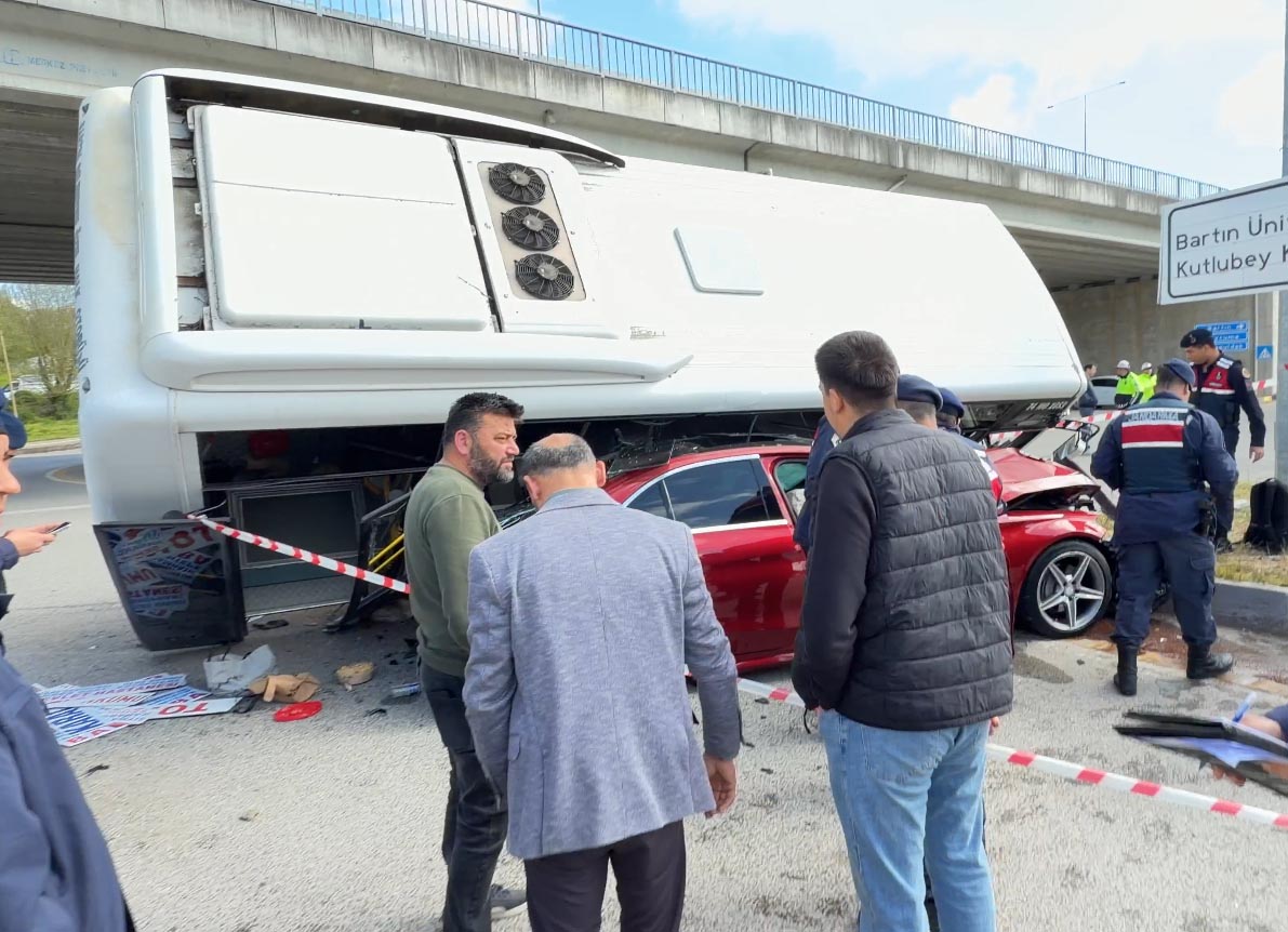 Bartın'da öğrencileri taşıyan otobüs devrildi. Çok sayıda yaralı var