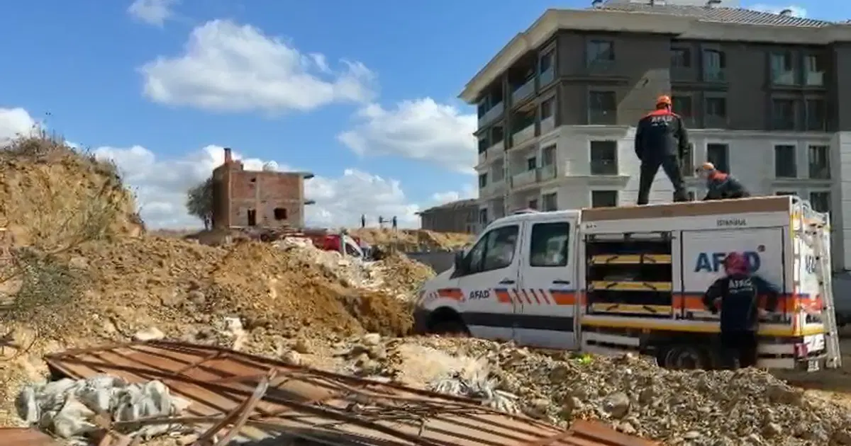 Başakşehir'de istinat duvarı çöktü: Bir işçi göçük altında