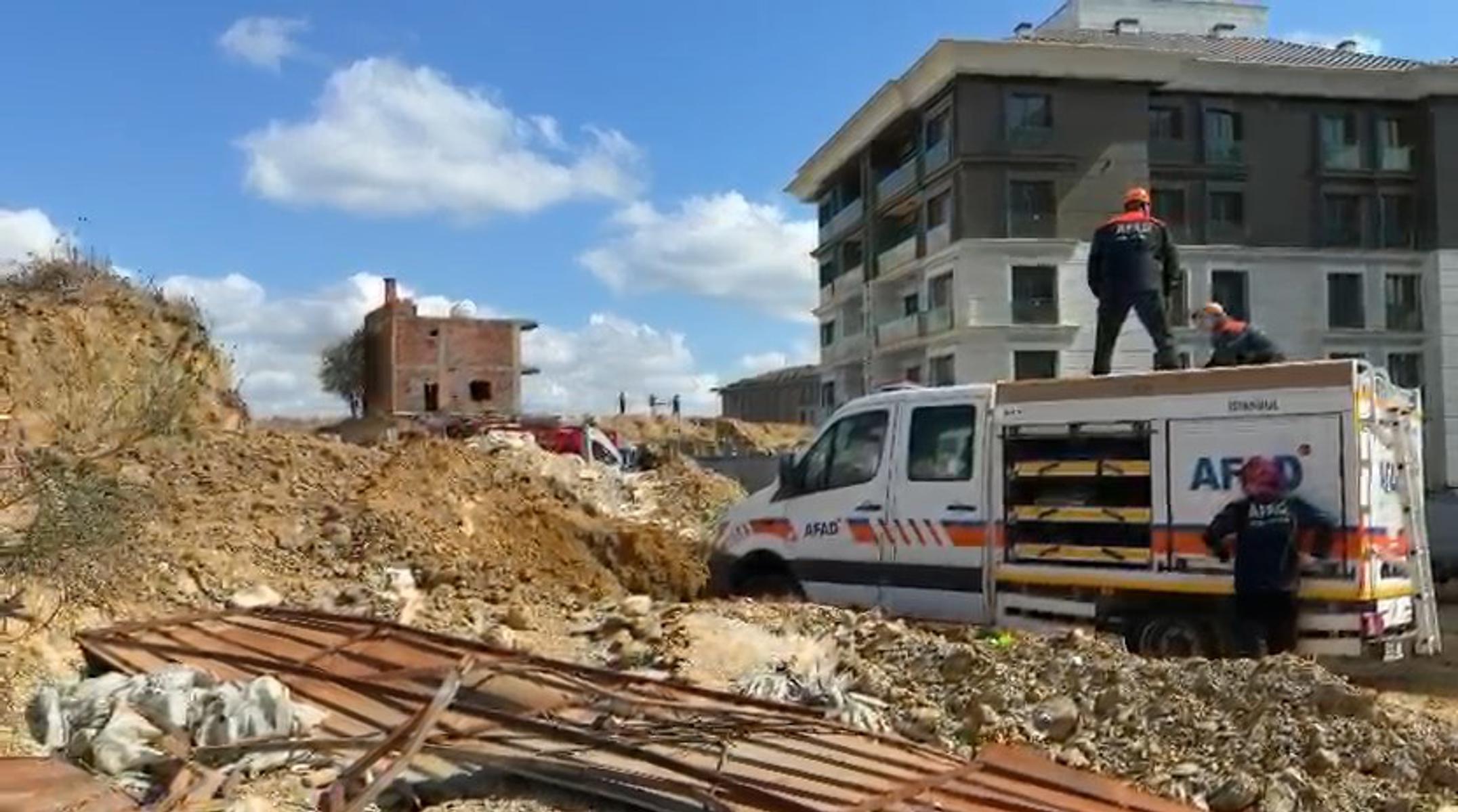 Başakşehir'de istinat duvarı çöktü: Bir işçi göçük altında