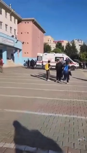 İstanbul Başakşehir'de Ortaokulda Bıçaklı Saldırı: 3 Öğrenci Yaralandı