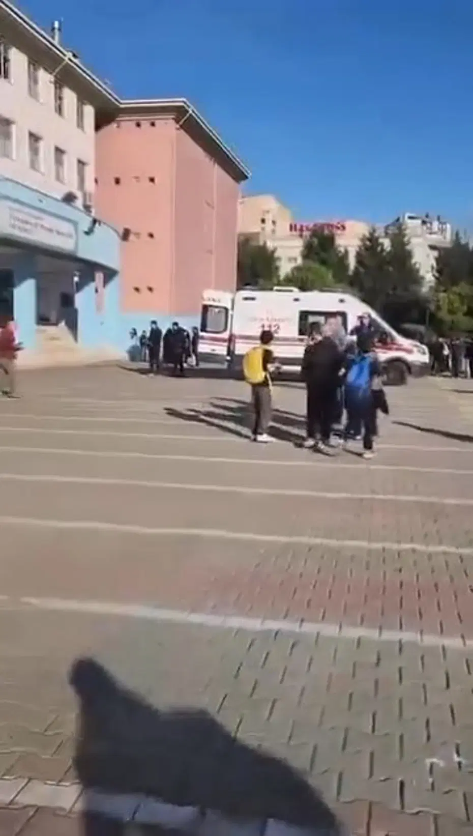 Başakşehir'de ortaokulda bıçaklı saldırı. 3'ü ağır 8 öğrenci yaralı
