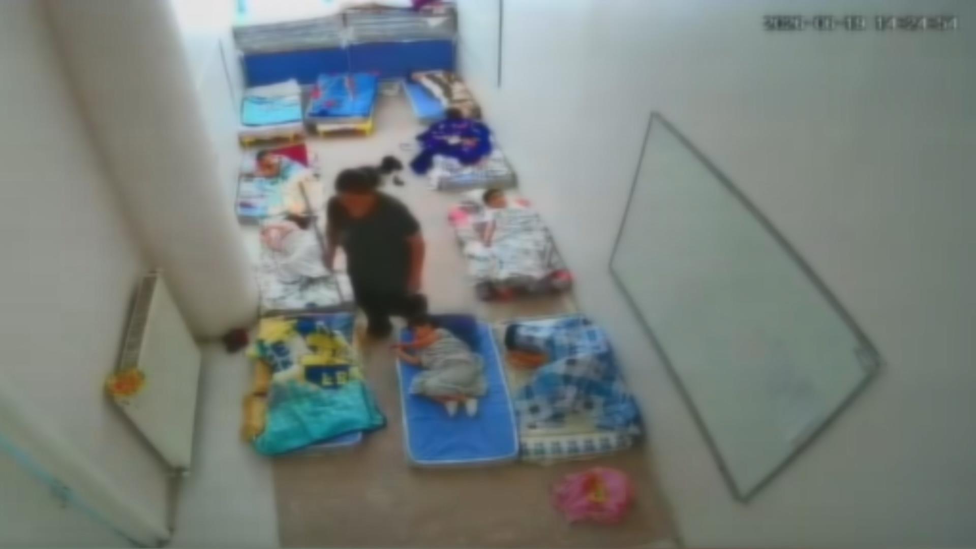 Anaokulunda çocukları çubukla dövdü. Görüntüler ortaya çıktı, kadın gözaltına alındı