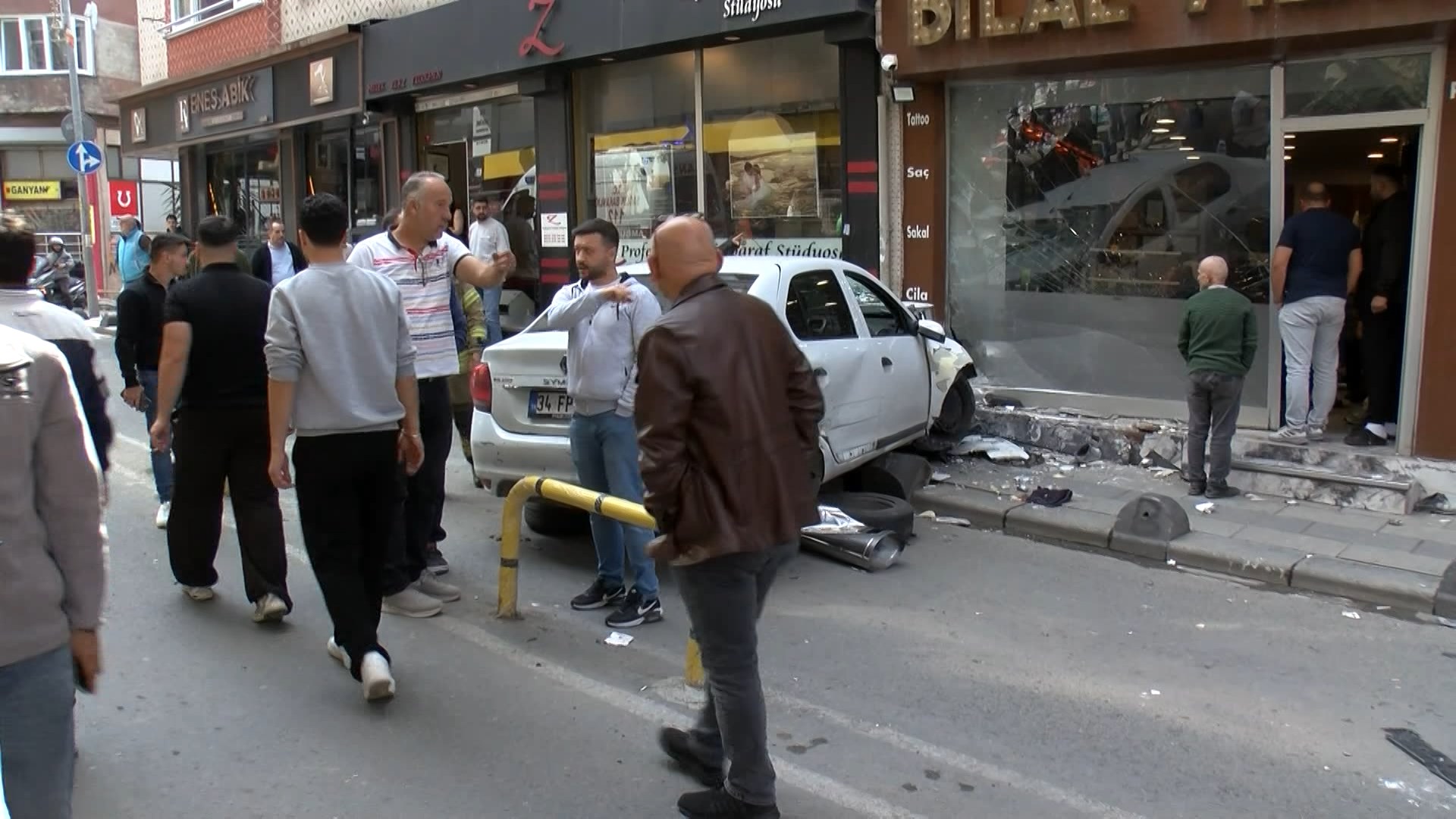 Savrulan otomobil berber dükkanına çarptı. 2'si ağır 5 yaralı