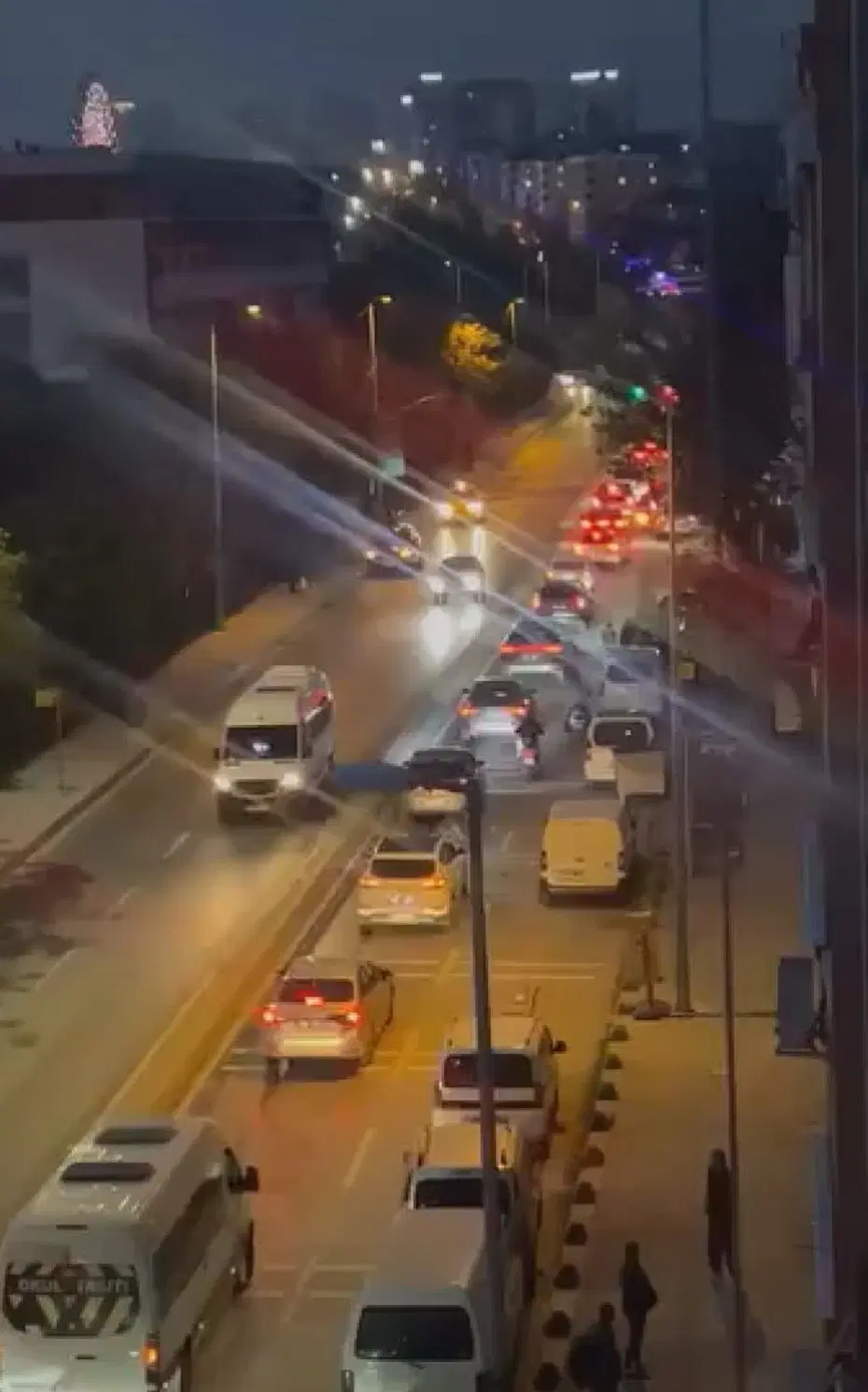 Bayrampaşa'da yol çöktü. Bir işçi hayatını kaybetti