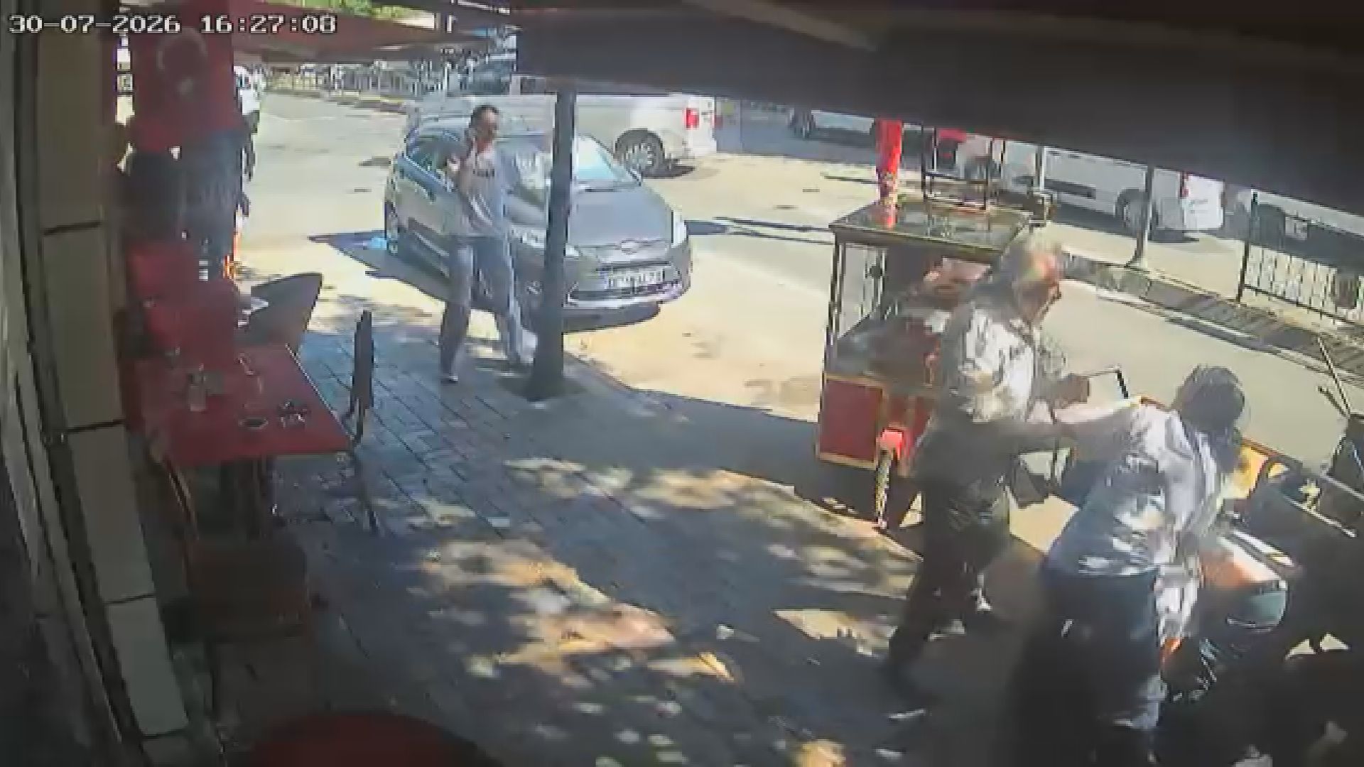 Olay yerine eşiyle gelince ortalık karıştı. Laf atma kavgasında ölümlü sona 3 tutuklama
