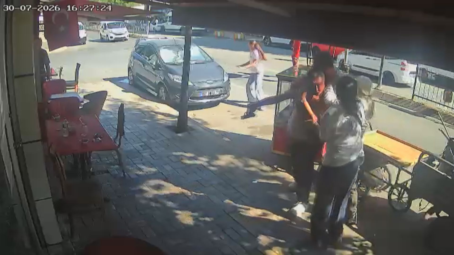 Bayrampaşa'da kavga sırasında rastgele ateş açılan silahtan çıkan kurşun bir kişiyi öldürdü