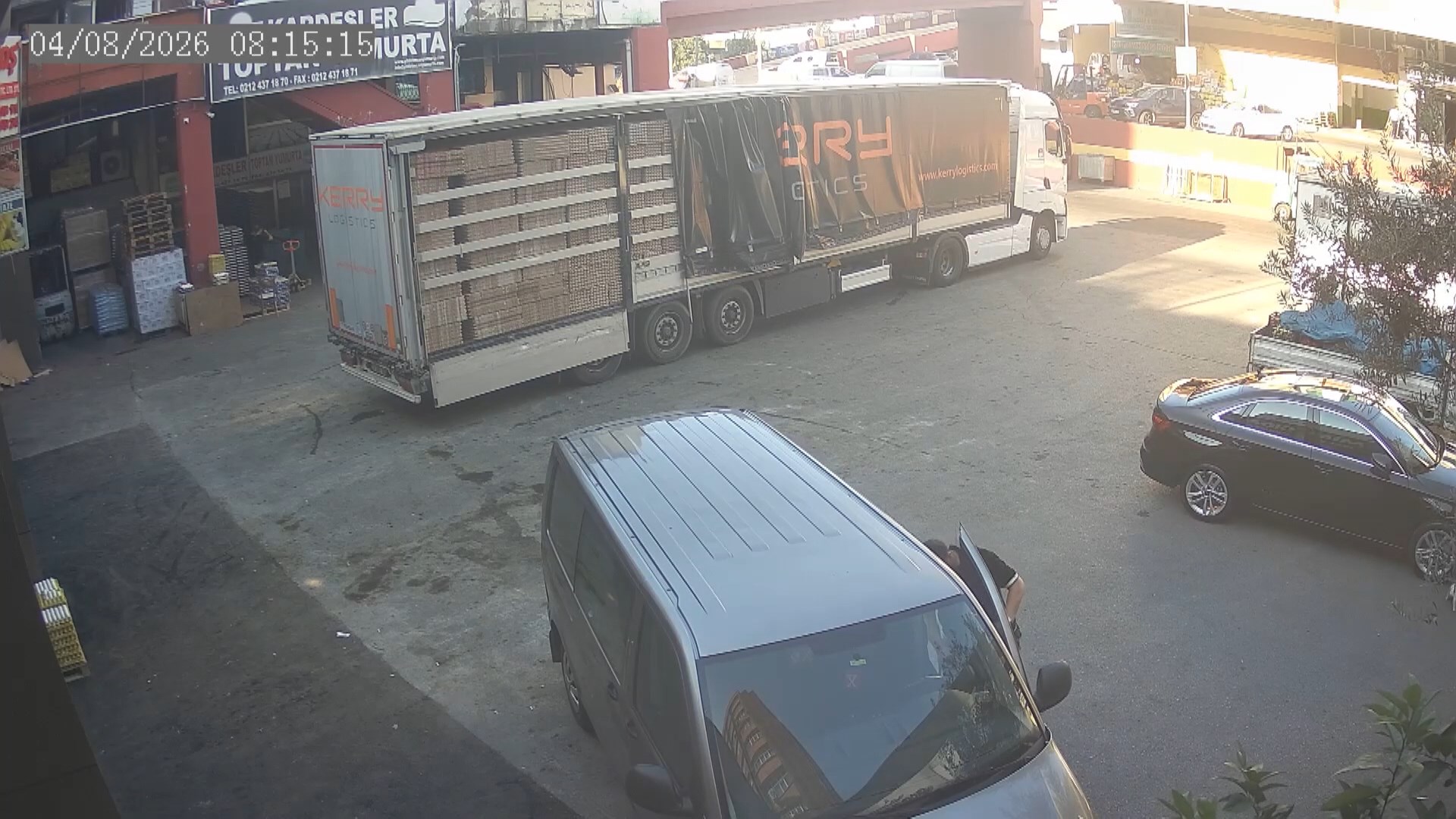 Sinyal kesiciyle aracın kilitlenmesini engelleyip 200 bin lirayı çaldılar
