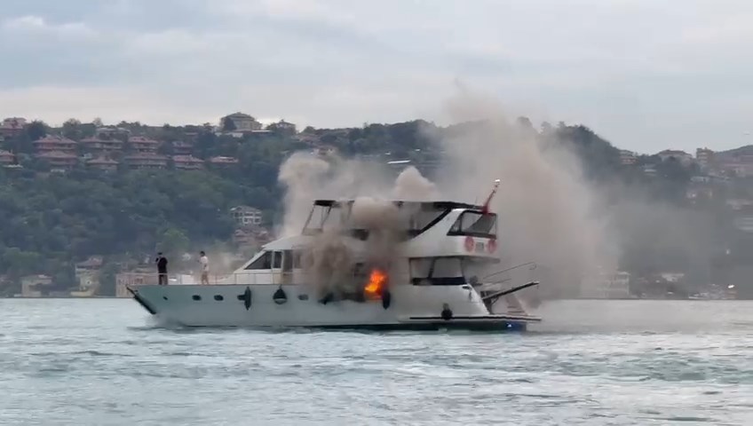 Bebek sahilinde tur teknesinde yangın çıktı