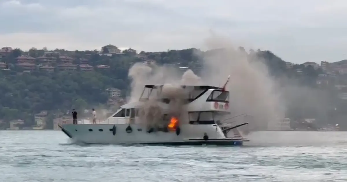 Bebek sahilinde tur teknesinde yangın