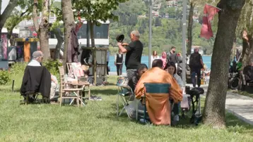 Sahile akın ettiler, öğle saatlerinde yoğunluk arttı. Güneşli havanın keyfi böyle çıktı