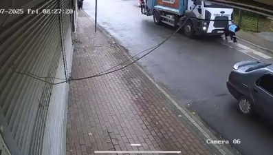 Çöp kamyonunun altında kaldı