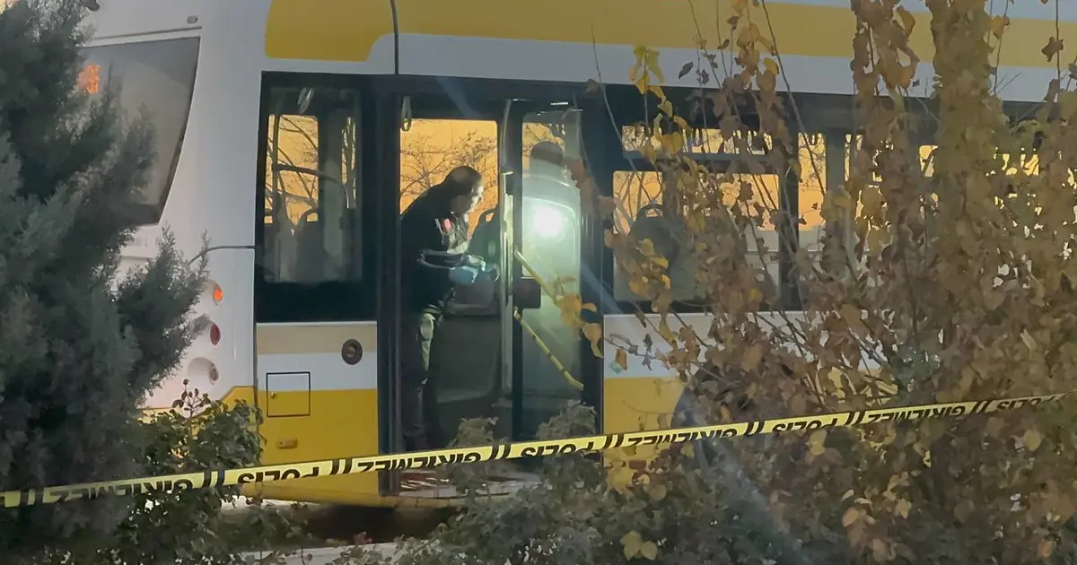 Belediye otobüsünde, eşinin gözü önünde bıçaklandı