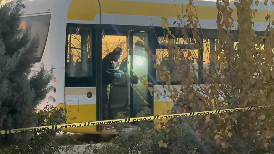Belediye otobüsünde, eşinin gözü önünde bıçaklandı