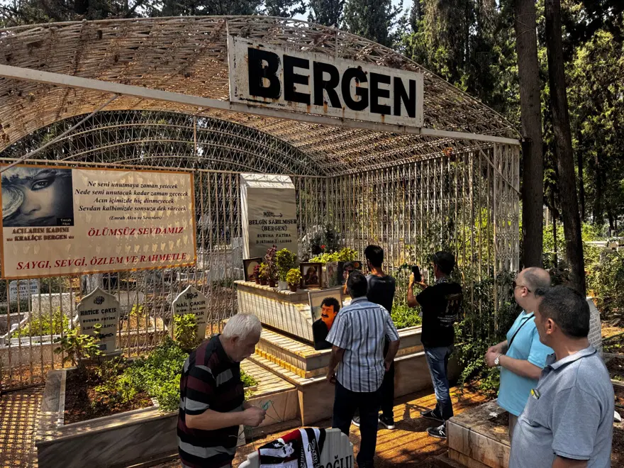 BERGEN'İN KABRİ BAŞINDA DUYGUSAL ANLAR 1