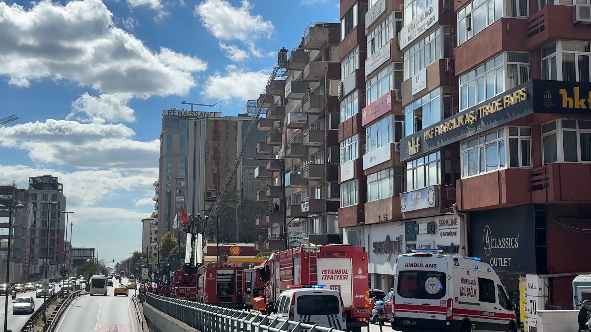 Beşiktaş'ta 7 katlı binada yangın