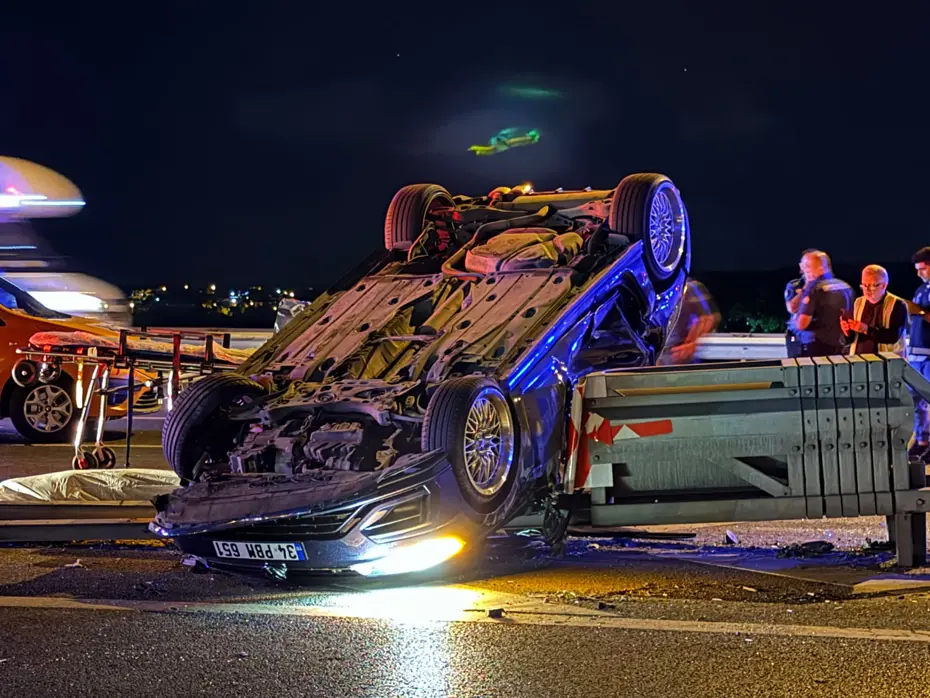 Minibüse çarpan otomobil takla atıp bariyere saplandı. 1 kişi öldü, 2 yaralı