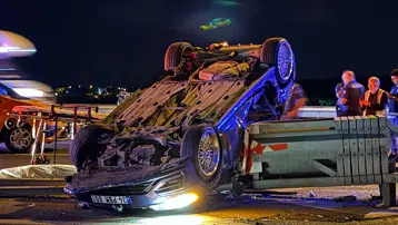 Minibüse çarpan otomobil takla atıp bariyere saplandı. 1 kişi öldü, 2 yaralı