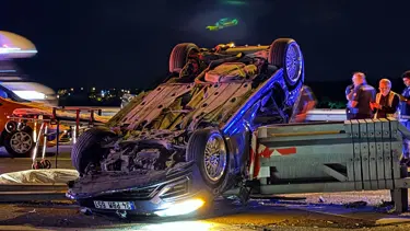 Minibüse çarpan otomobil takla atıp bariyere saplandı. 1 kişi öldü, 2 yaralı