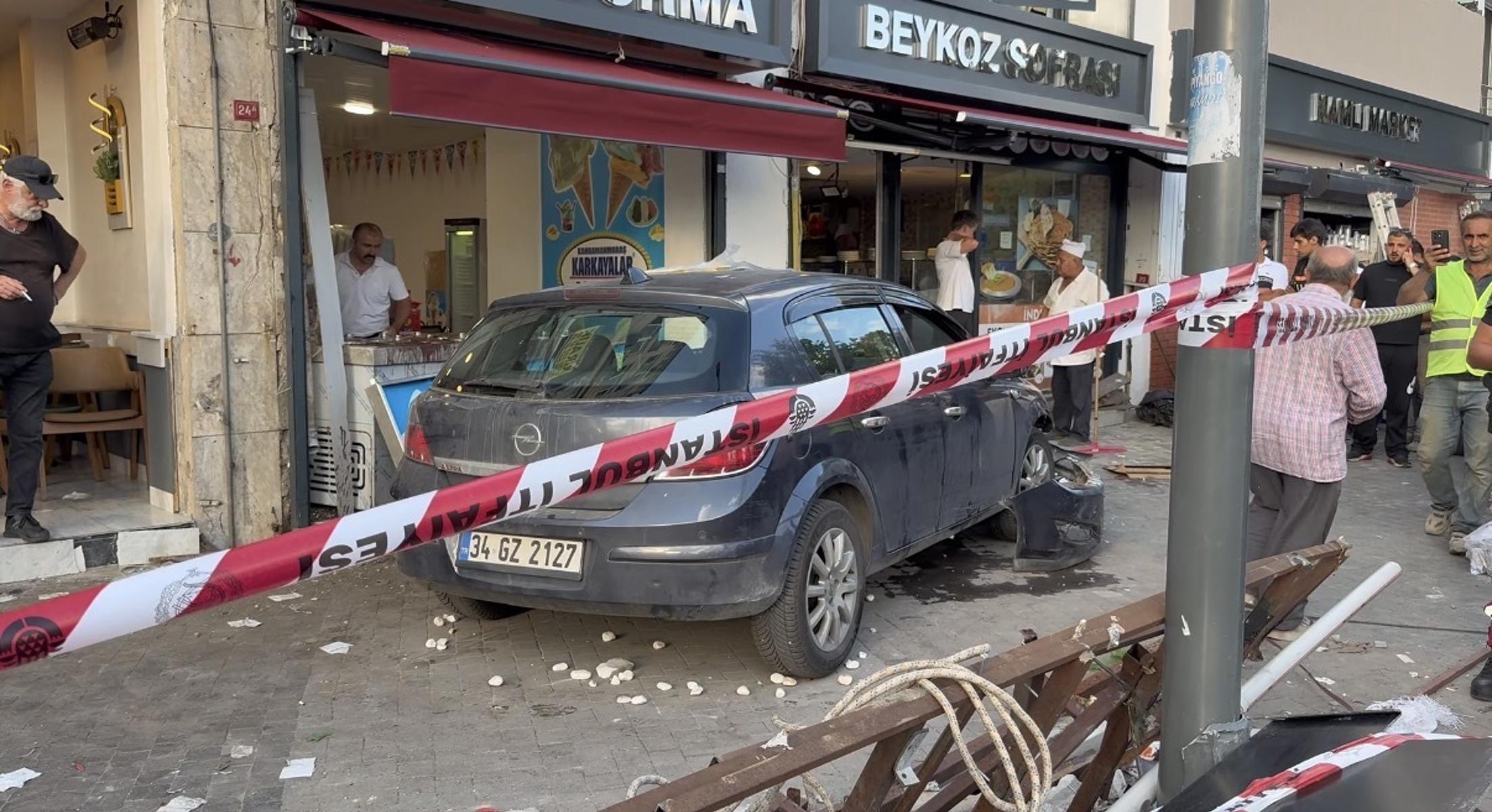 Beykoz'da otomobil kaldırımdaki yayaların arasına daldı. 5 kişi yaralandı