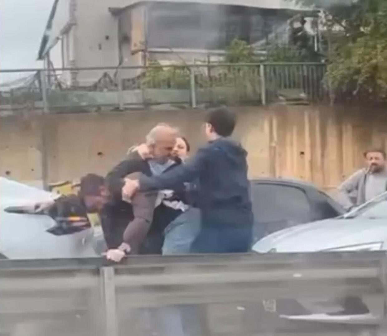 Beykoz'da trafikte kaynak yaptı. Sürücüler arasında tekmeli yumruklu kavga çıktı