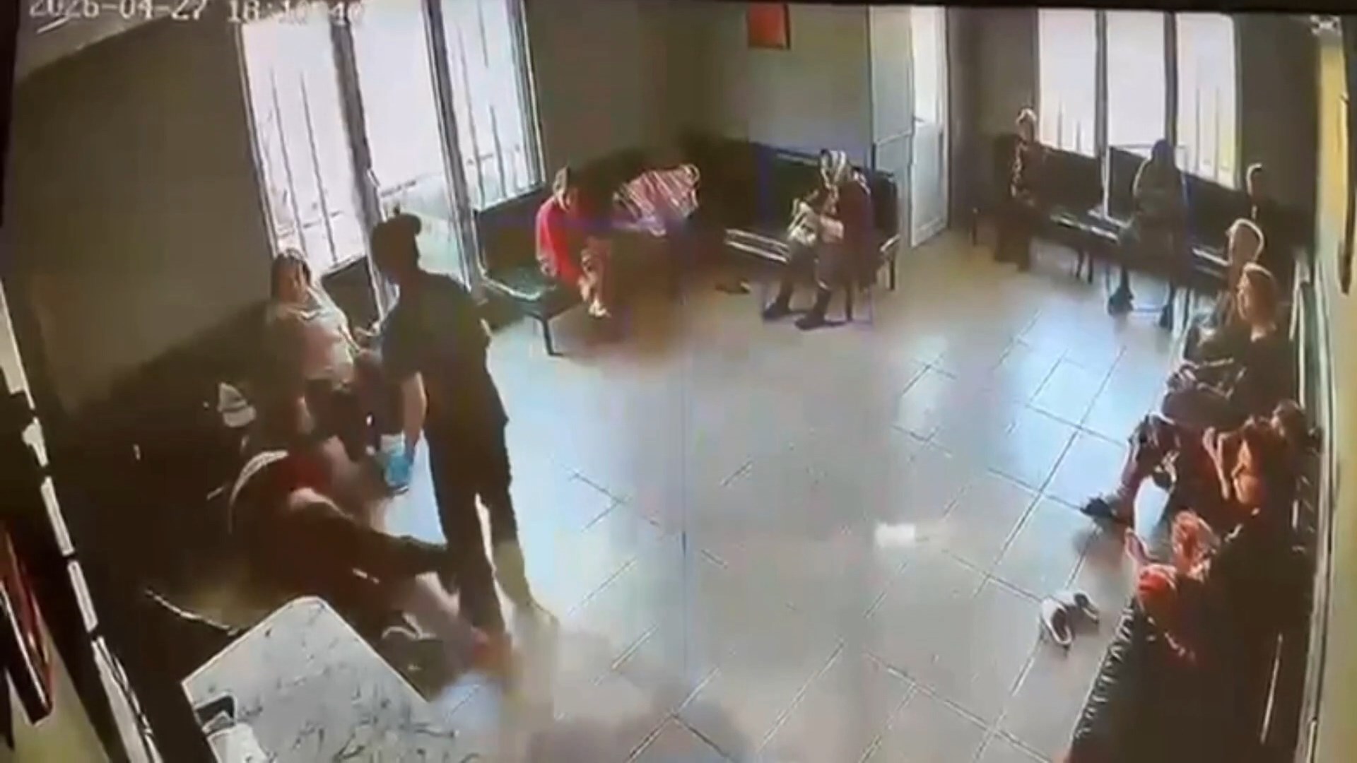Bakımevindeki yaşlılara işkence. Önce yere düşürdü sonra dövdü 