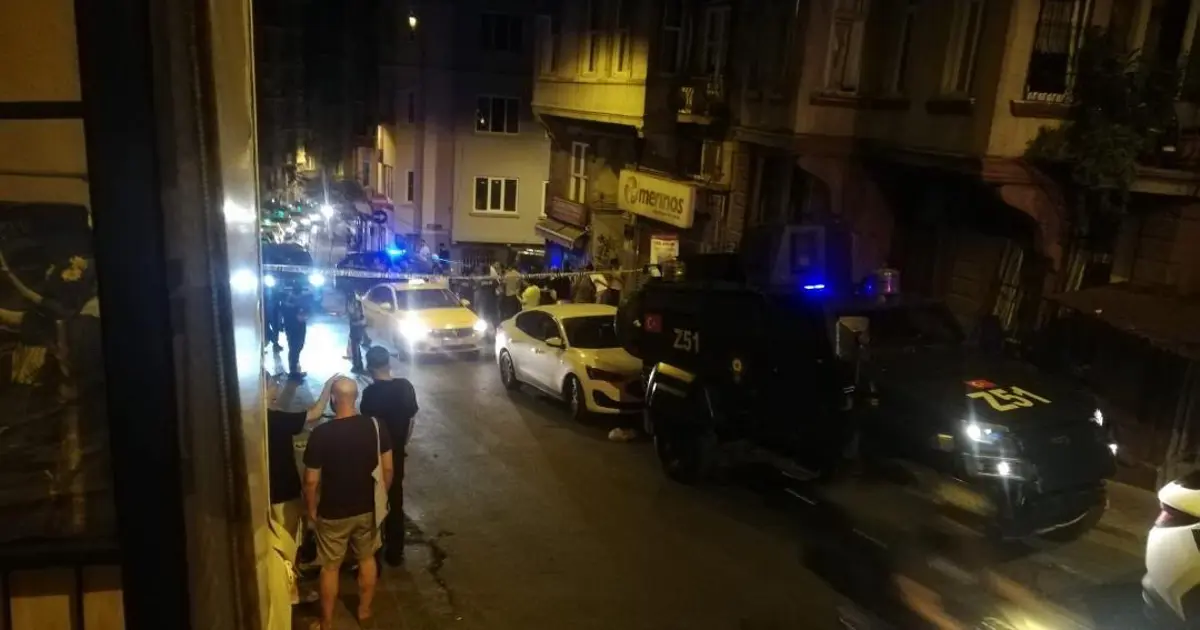 Beyoğlu'nda sokağa patlayıcı bırakıldı. Bina, araç ve iş yerlerinde hasar oluştu