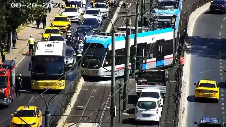 İstanbul'da tramvay raydan çıktı İstanbul'da tramvay raydan çıktı