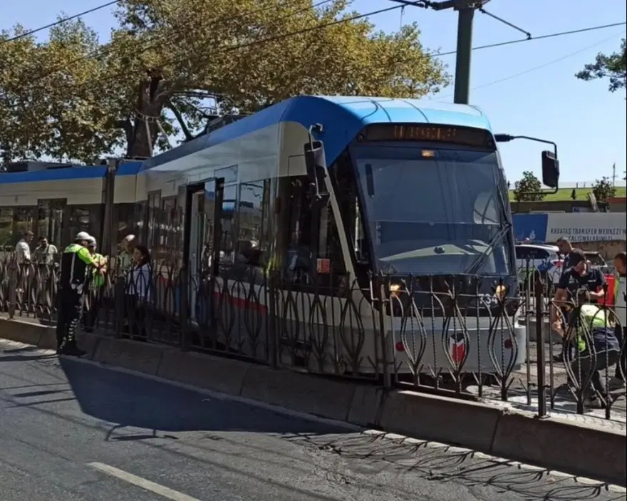 İstanbul'da tramvay raydan çıktı 1 İstanbul'da tramvay raydan çıktı 1