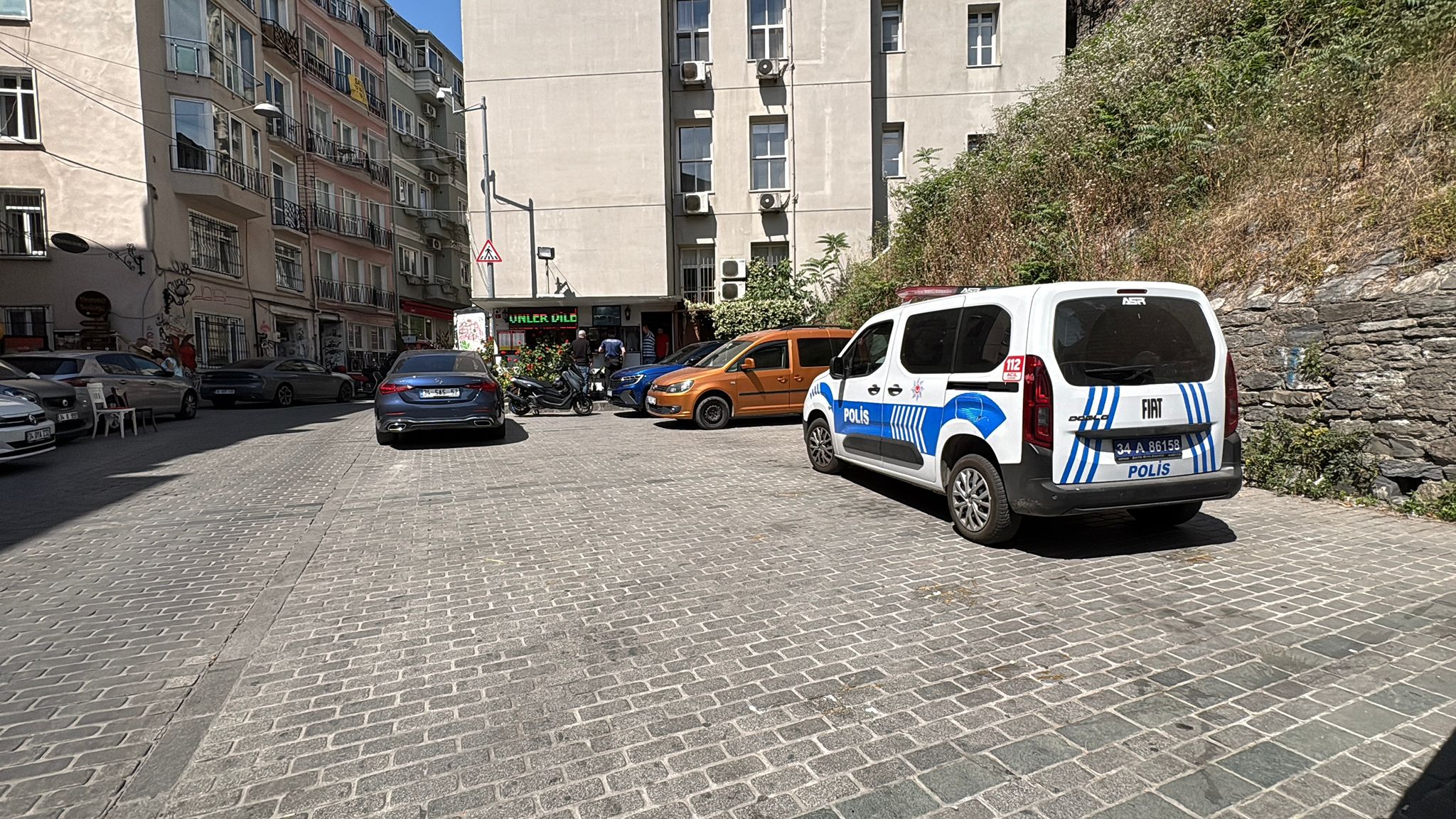 Beyoğlu'nda korku dolu anlar: Otopark çalışanına kurşun yağdırdı