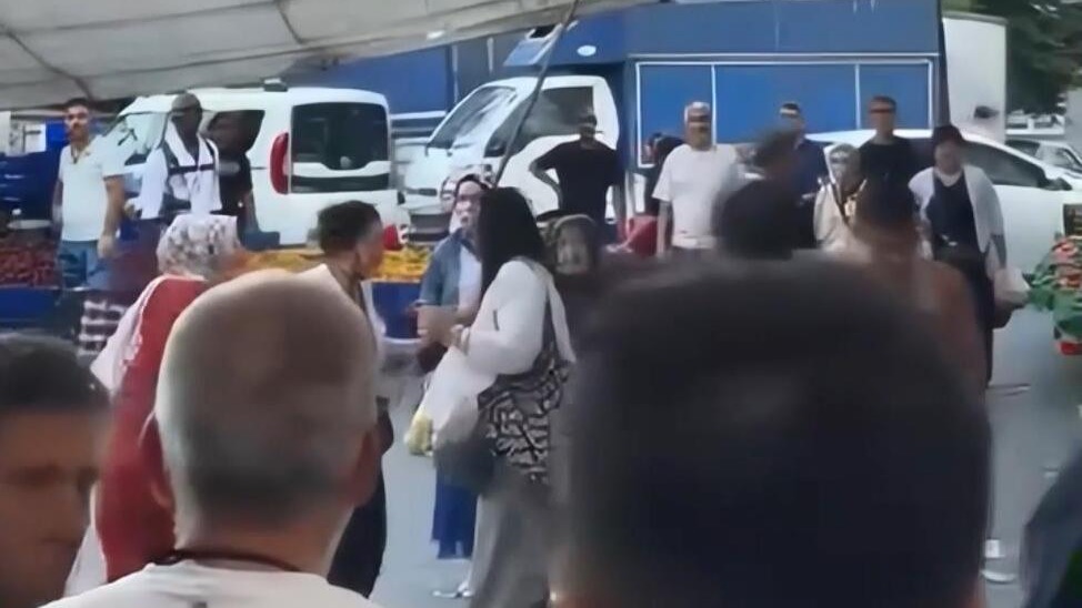 Beyoğlu'nda pazarda armut seçme kavgası. Müşterinin kafasına kalas fırlatan esnaf tutuklandı