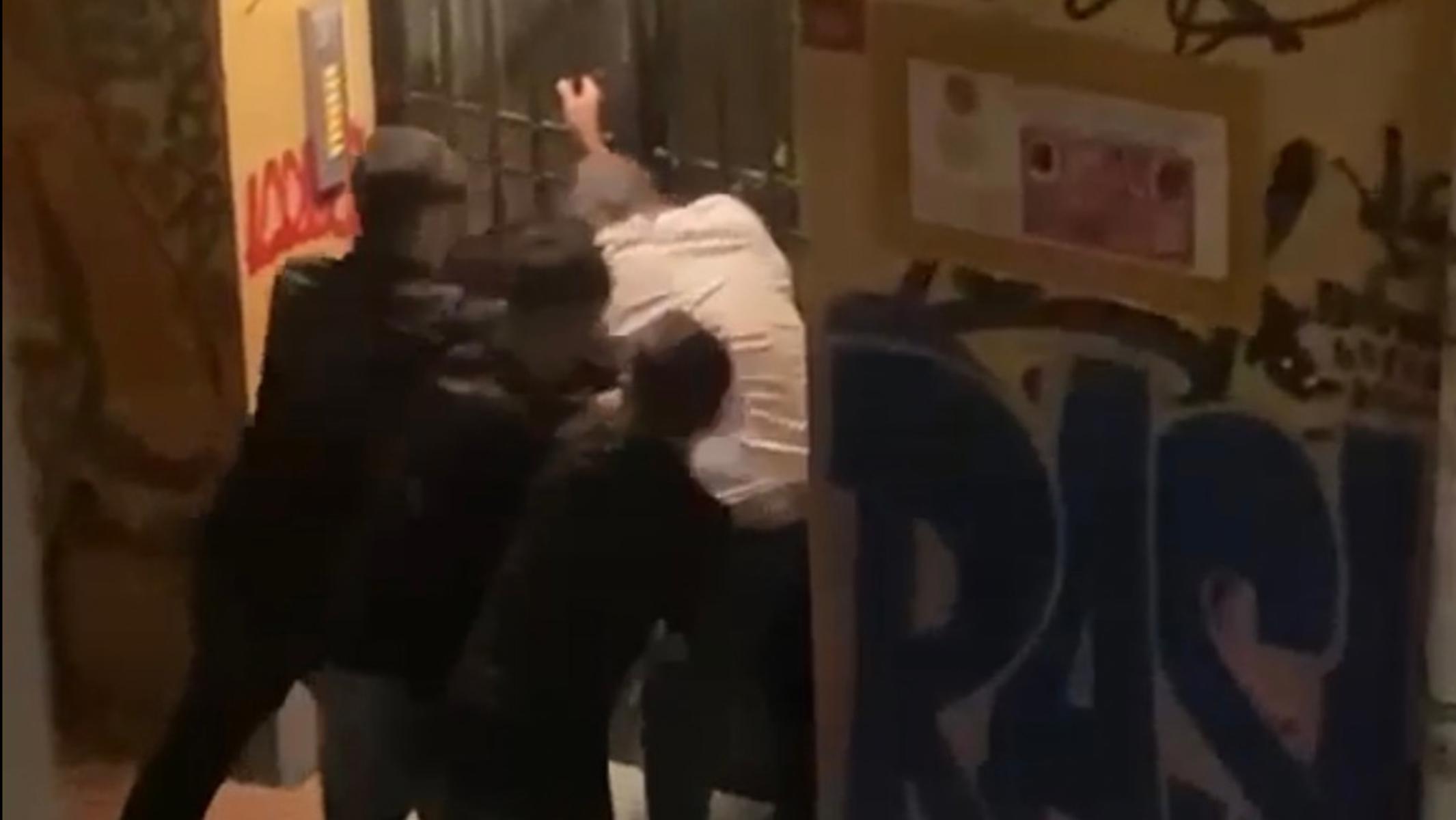 Beyoğlu'nda sokakta dövdükleri kişiyi gasbeden 4 çocuk tutuklandı