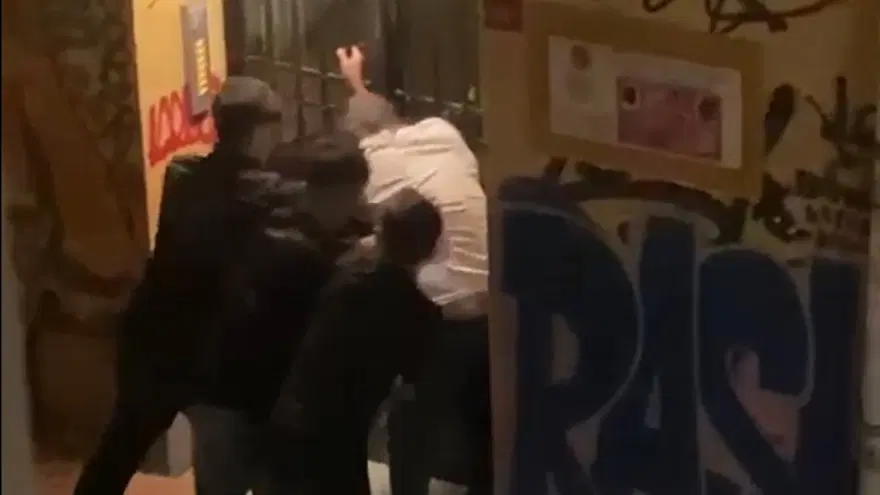 Beyoğlu'nda sokakta dövdükleri kişiyi gasbeden 4 çocuk tutuklandı Beyoğlu'nda sokakta dövdükleri kişiyi gasbeden 4 çocuk tutuklandı