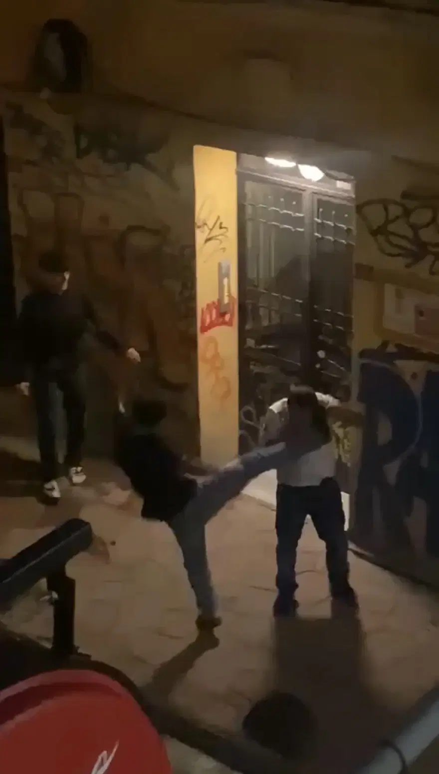 Beyoğlu'nda sokakta dövdükleri kişiyi gasbeden 4 çocuk tutuklandı 1 Beyoğlu'nda sokakta dövdükleri kişiyi gasbeden 4 çocuk tutuklandı 1