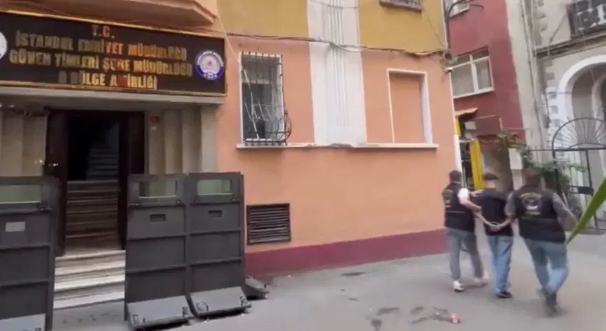 Beyoğlu'nda sokakta dövdükleri kişiyi gasbeden 4 çocuk tutuklandı 4 Beyoğlu'nda sokakta dövdükleri kişiyi gasbeden 4 çocuk tutuklandı 4
