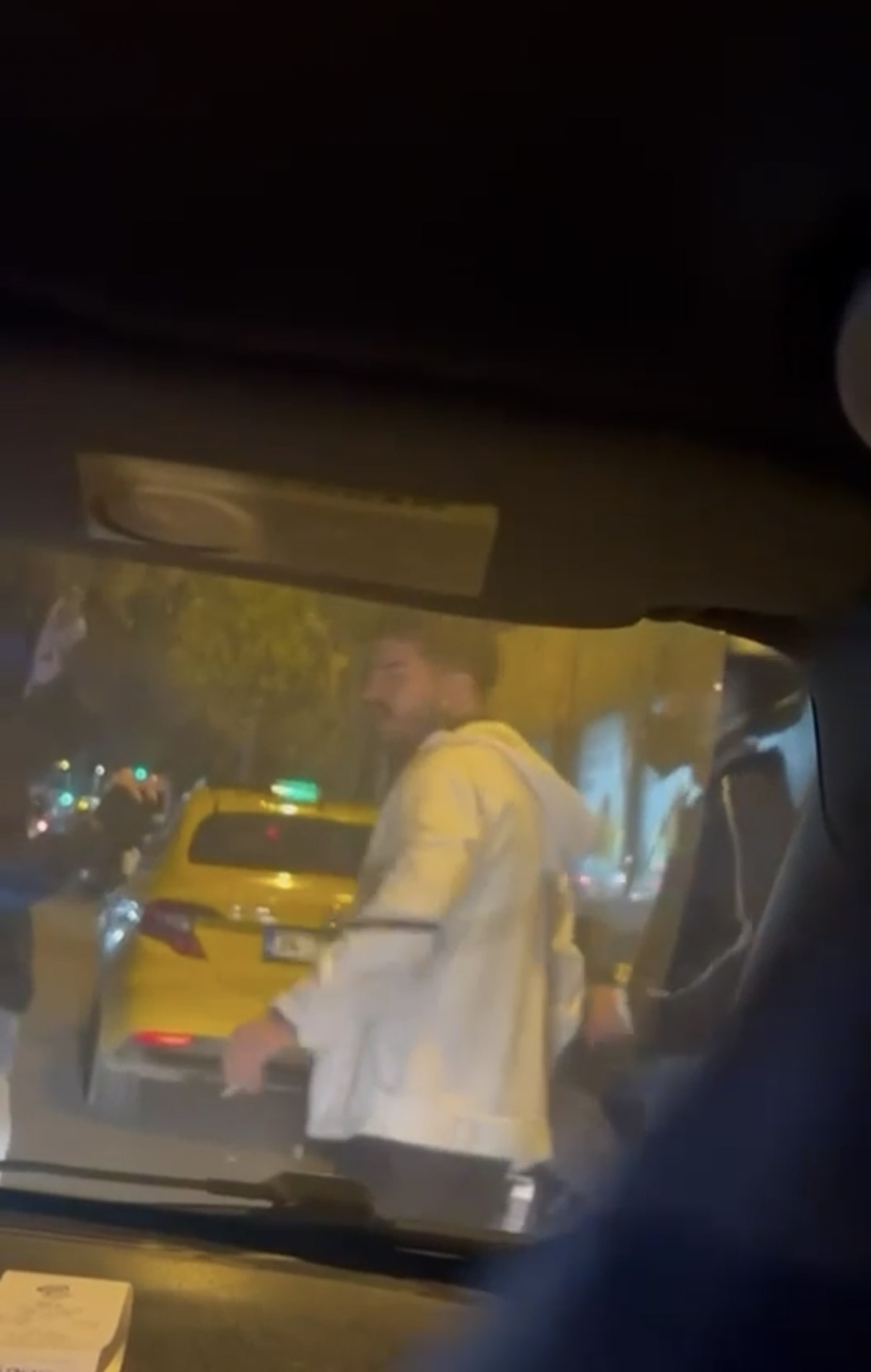 Beyoğlu'nda taksiye tekme atıp şoförü tehdit eden şüpheli tutuklandı
