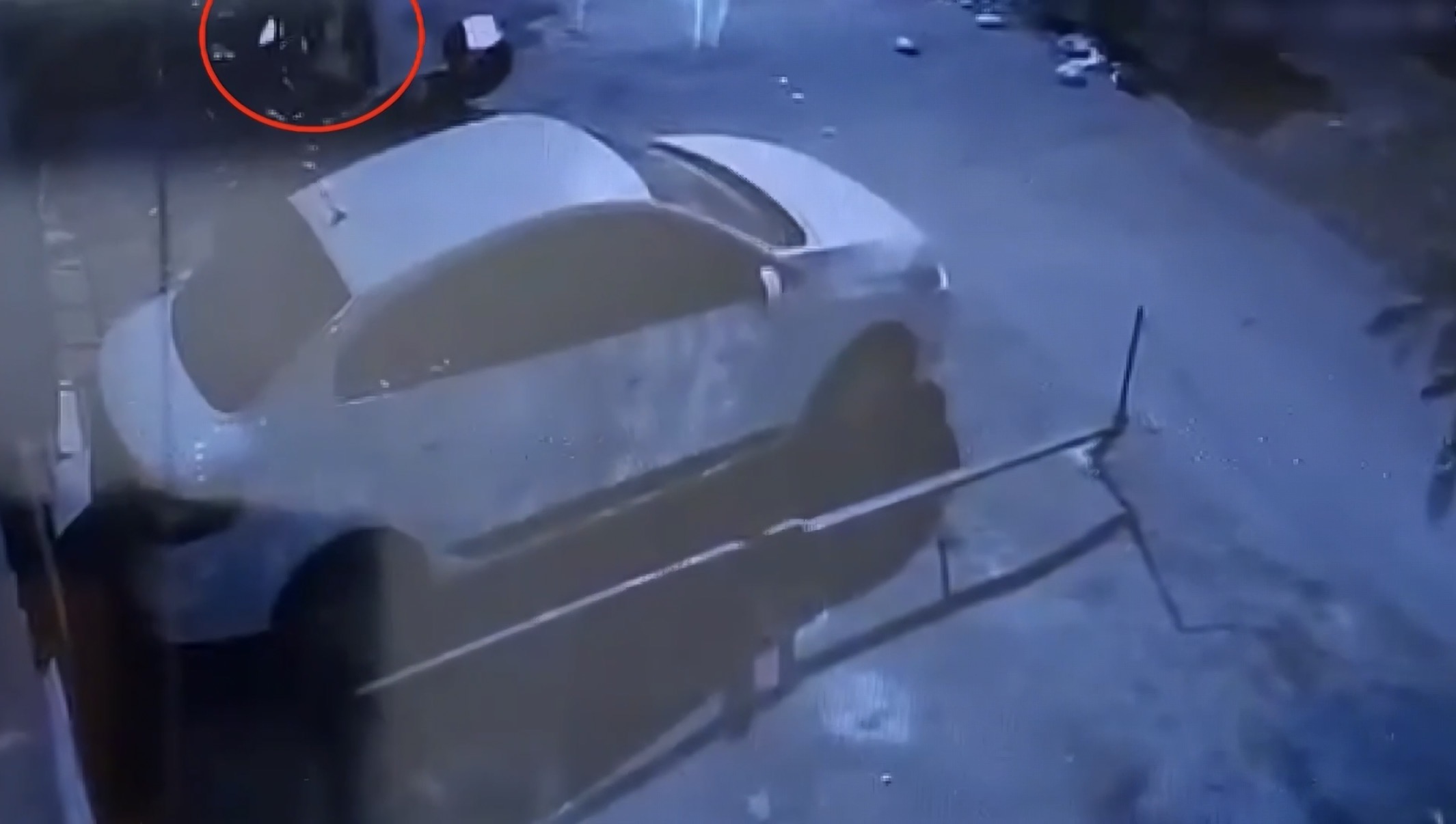 "Gereksiz gaza bastın" deyip motosikletini kundakladı. Alevler sıçradı, araçlar kullanılmaz hale geldi