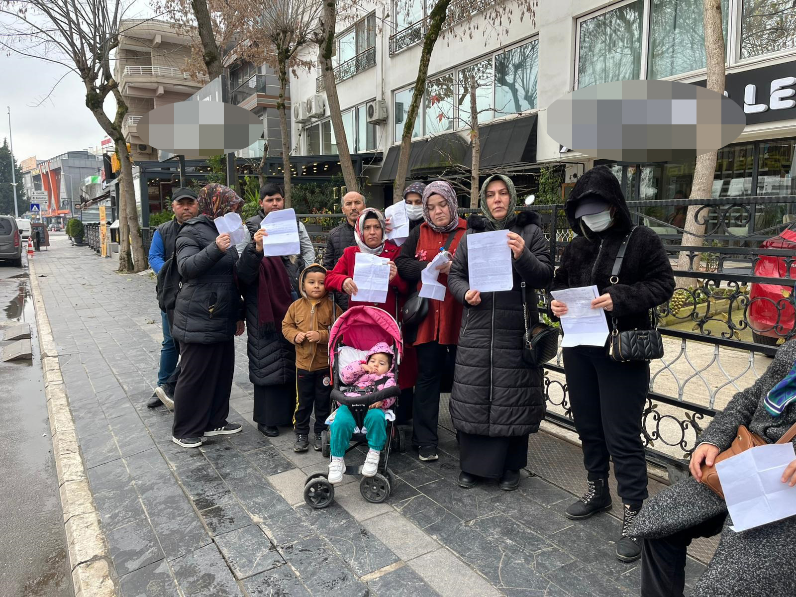 Birikimlerini emanet ettikleri kuyumcunun önünde eylem yaptılar