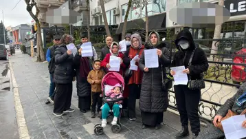 Birikimlerini emanet ettikleri kuyumcunun önünde eylem yaptılar