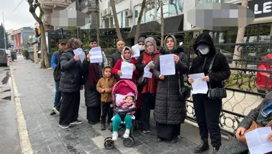 Birikimlerini emanet ettikleri kuyumcunun önünde eylem yaptılar