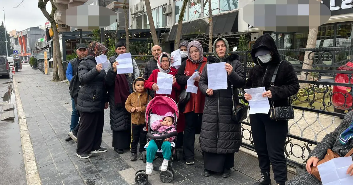 Birikimlerini emanet ettikleri kuyumcunun önünde eylem yaptılar