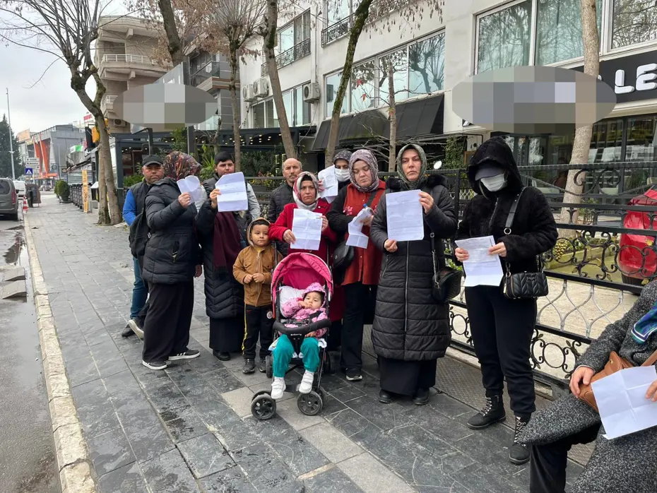 Birikimlerini emanet ettikleri kuyumcunun önünde eylem yaptılar