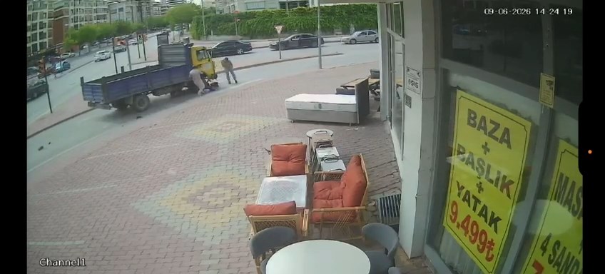 Elektrikli bisiklete çarptı, üç çocuk kamyonetin altında kaldı