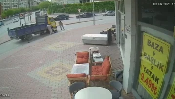 Elektrikli bisiklete çarptı, üç çocuk kamyonetin altında kaldı