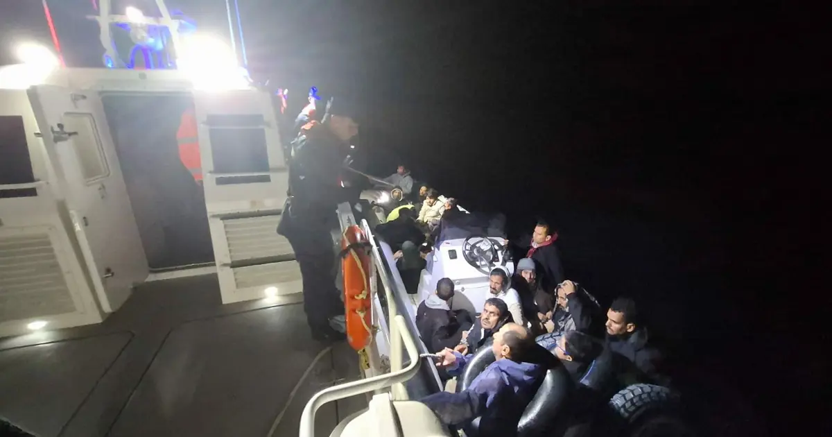 Denizde sürüklenen 26 kaçak göçmen kurtarıldı