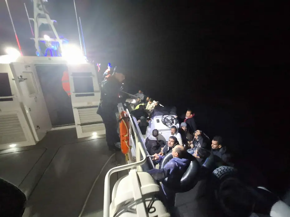 Denizde sürüklenen 26 kaçak göçmen kurtarıldı