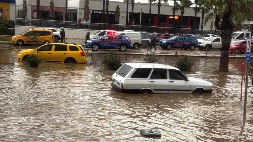 Muğla'yı sağanak vurdu. Yollar suyla doldu, araçlar mahsur kaldı 2