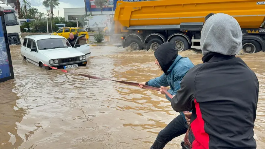 Muğla'yı sağanak vurdu. Yollar suyla doldu, araçlar mahsur kaldı 1